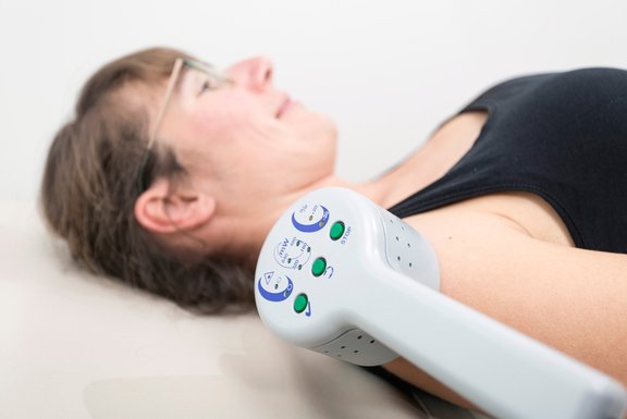 Laser therapy for alternative pain treatment using light beams in Wolgast